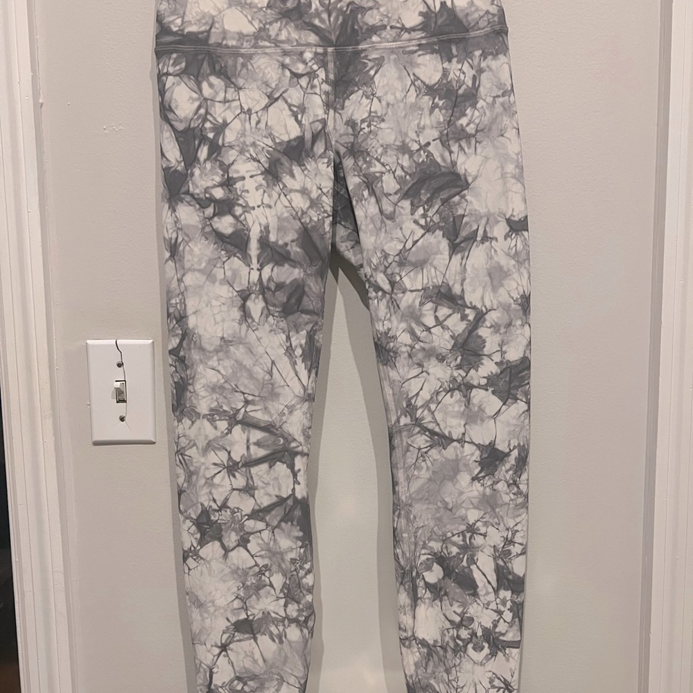 EUC Lululemon Wunder Under Luxtreme Dual Shibori Iced Iris size 8 marble tie dye